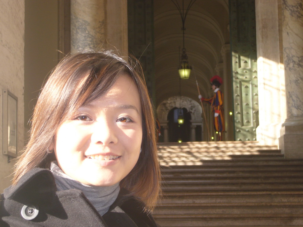 Miaomiao and a Papal Swiss Guard at one of the entrances of the Vatican