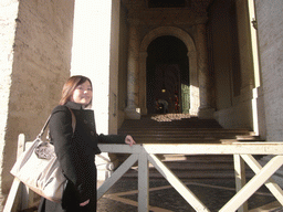 Miaomiao and a Papal Swiss Guard at one of the entrances of the Vatican