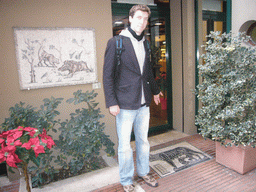 Tim with mosaics in front of a shop