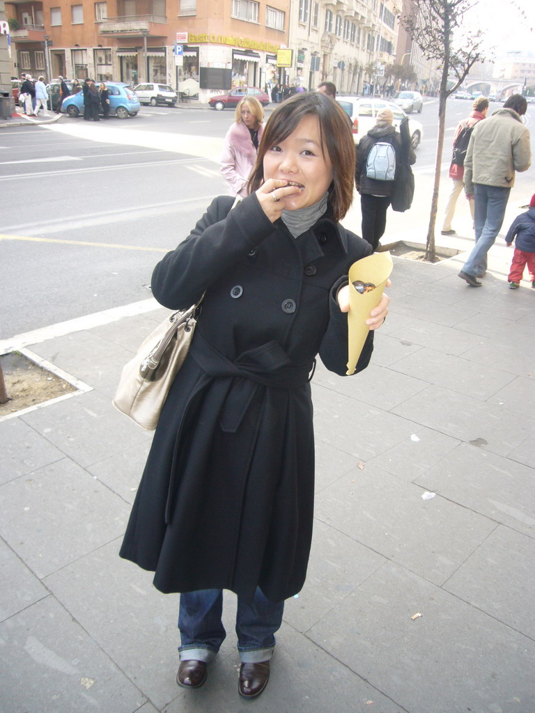 Miaomiao eating chestnuts at the Via di Porta Cavalleggeri street