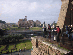 Miaomiao at level 1 of the Colosseum, with a view on the Temple of Venus and Roma, the Via Sacra and the Arch of Titus at the Forum Romanum