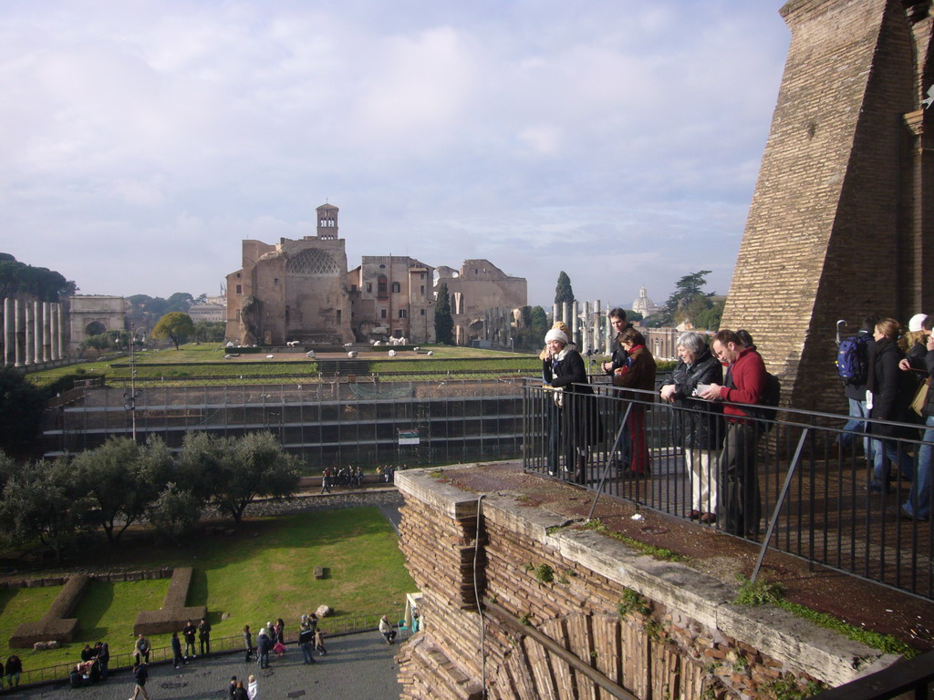 Miaomiao at level 1 of the Colosseum, with a view on the Temple of Venus and Roma, the Via Sacra and the Arch of Titus at the Forum Romanum
