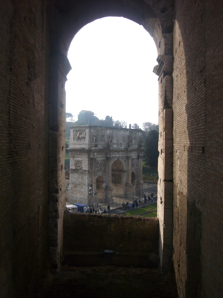 Passage on level 1 of the Colosseum, with view on the Arch of Constantine