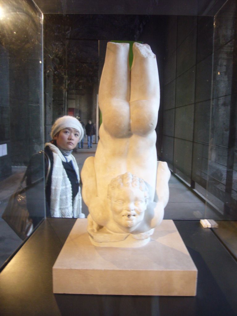 Miaomiao and a statue, in the museum at level 1 of the Colosseum