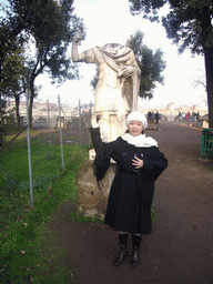 Miaomiao with a statue at the Palatine Hill