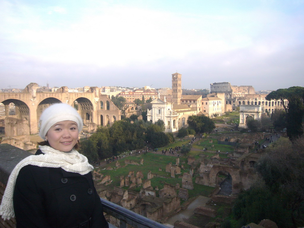 Miaomiao with a view on the Forum Romanum and the Colosseum, from the Palatine Hill