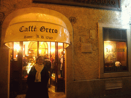 Miaomiao in front of the Antico Caffè Greco tea room, by night
