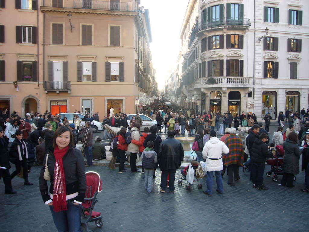 Miaomiao at the Piazza di Spagna square, with the Fontana della Barcaccia fountain