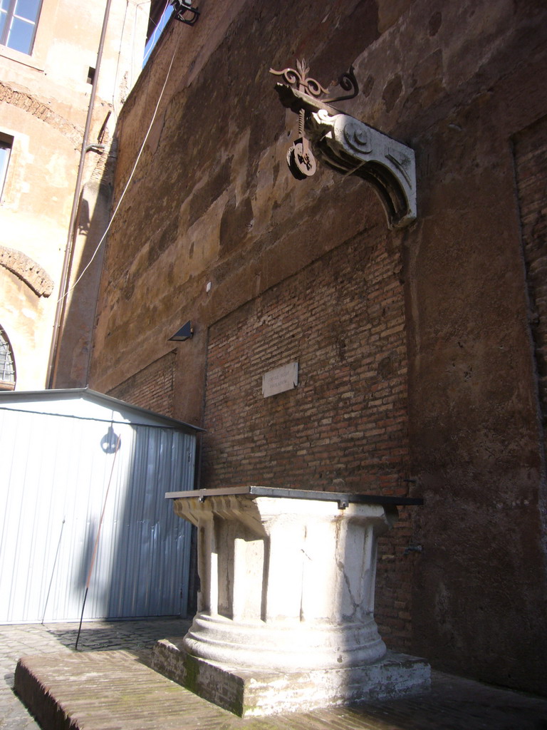 Well in the Cortile delle Fucilazioni courtyard