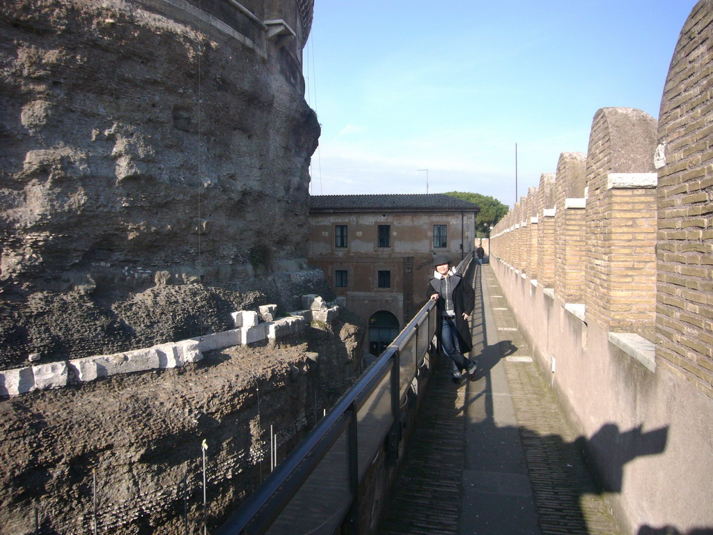 Miaomiao at the outer wall of the Castel Sant`Angelo