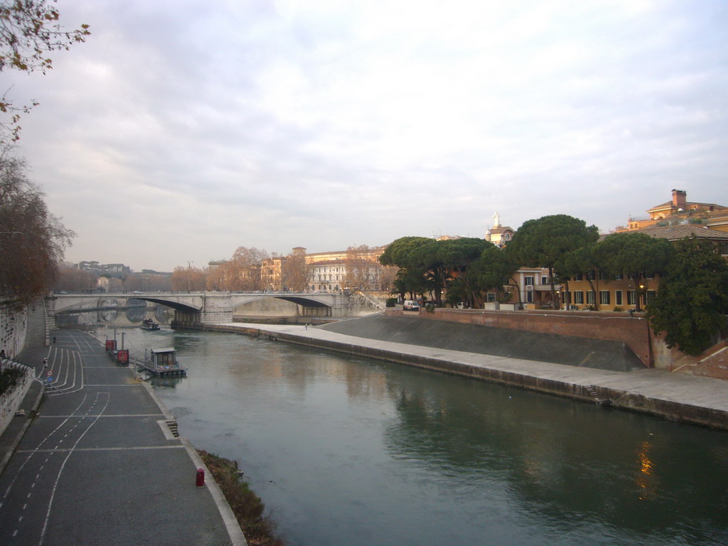 The Ponte Garibaldi bridge over the Tiber river