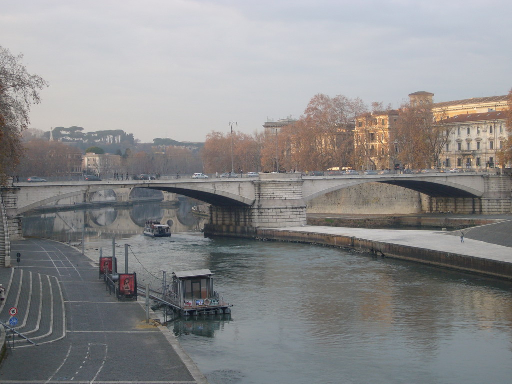 The Ponte Garibaldi bridge over the Tiber river