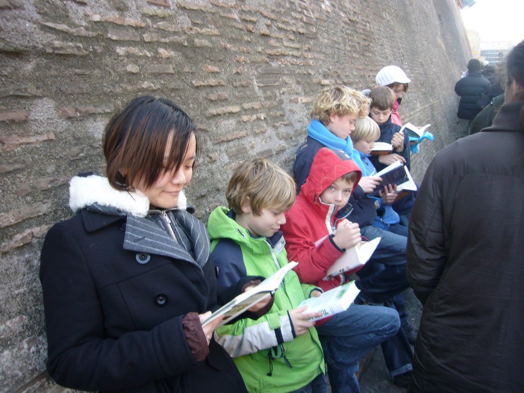 Miaomiao reading in the waiting line for the Vatican Museums