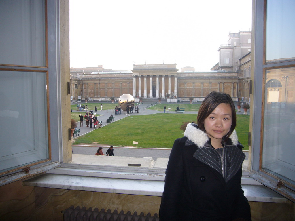Miaomiao with a view on the Cortile del Belvedere square at the Vatican Museums