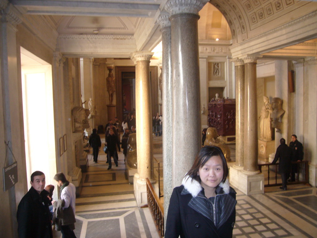 Miaomiao in the main hall of the Museo Pio-Clementino at the Vatican Museums