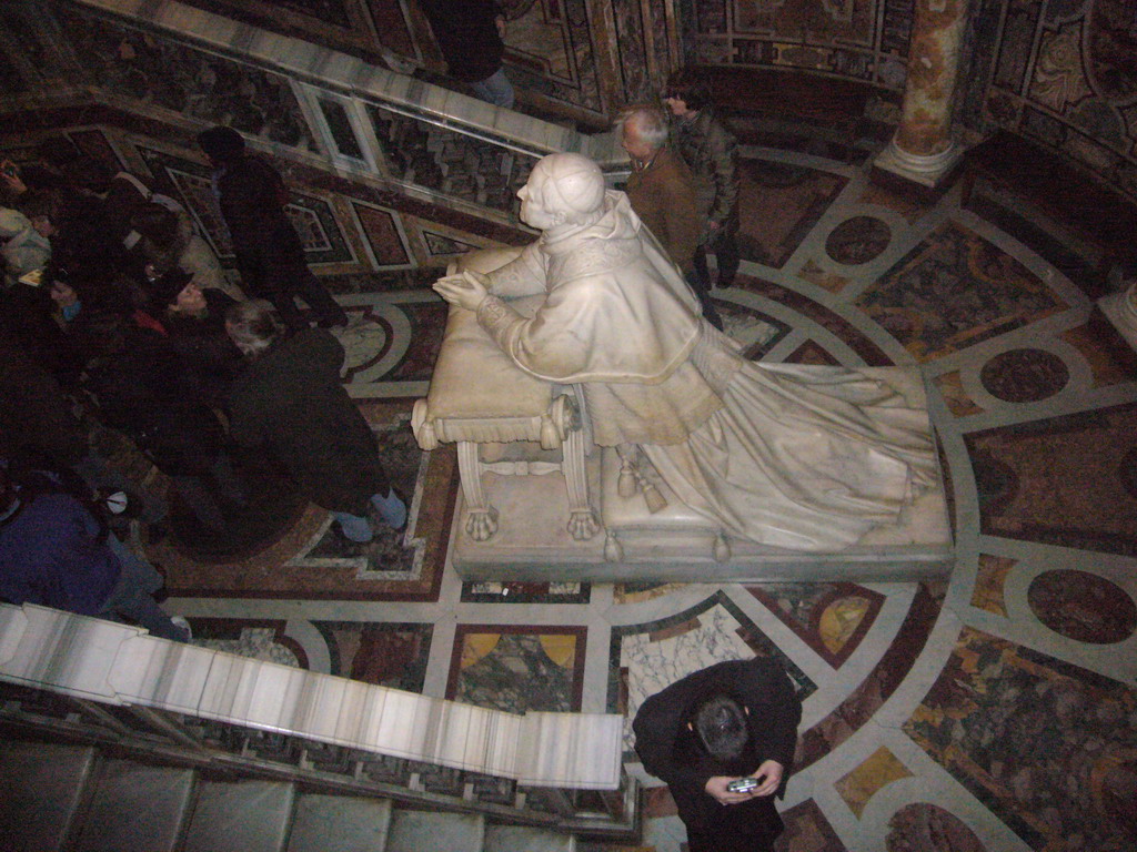 The Confessio, with a statue of Pope Pius IX, in the Basilica di Santa Maria Maggiore church