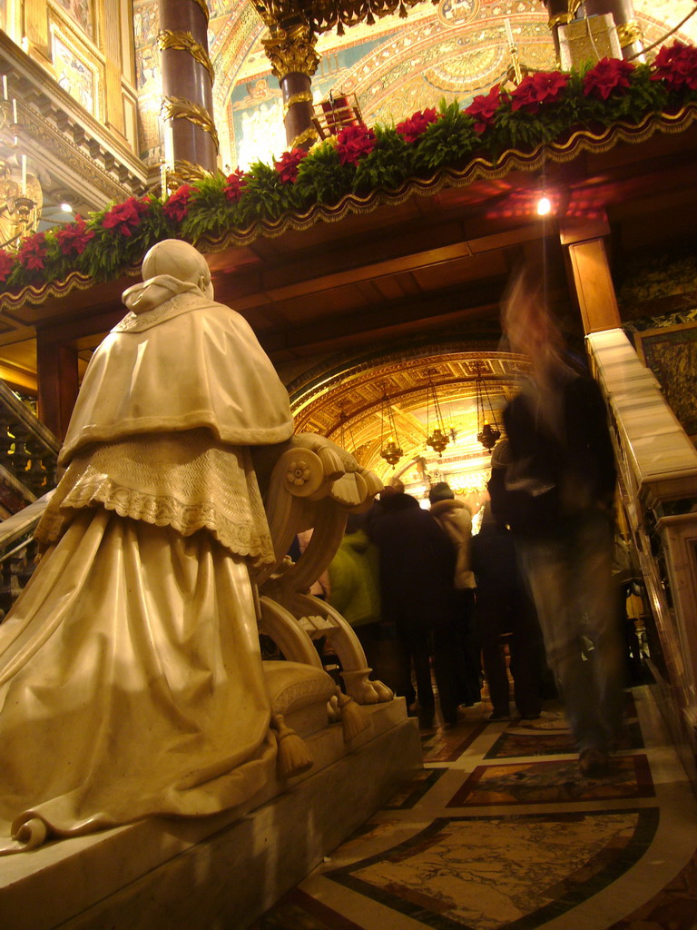 The Confessio, with a statue of Pope Pius IX, in the Basilica di Santa Maria Maggiore church