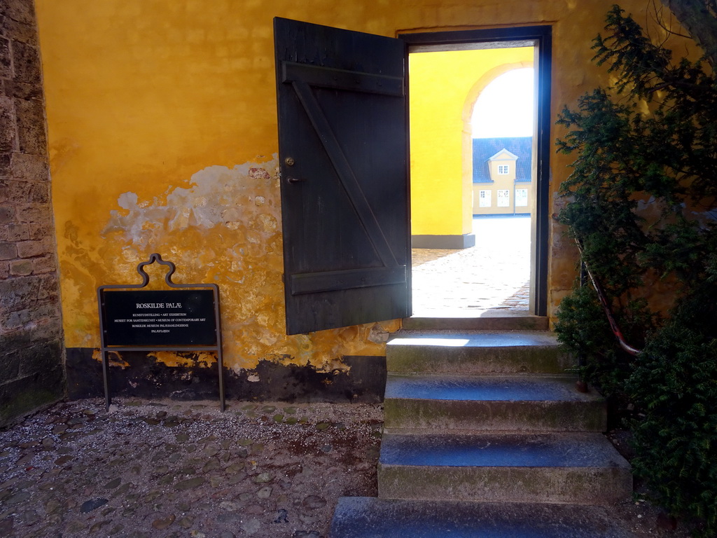 West gate of the Roskilde Palace at the Domkirkestræde street, with explanation