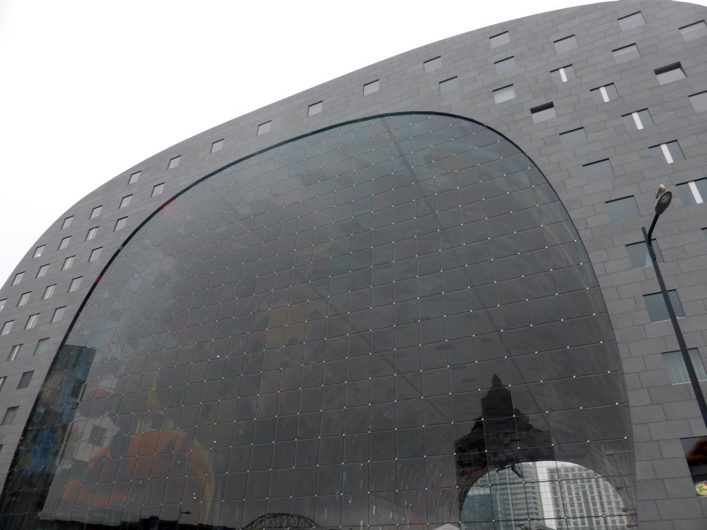 The front of the Markthal building, viewed from the Binnenrotte square