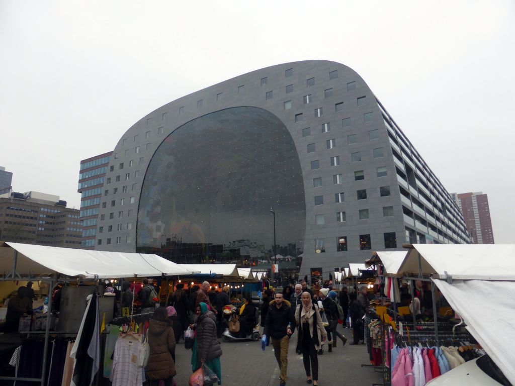 The front of the Markthal building and market stalls at the Binnenrotte square