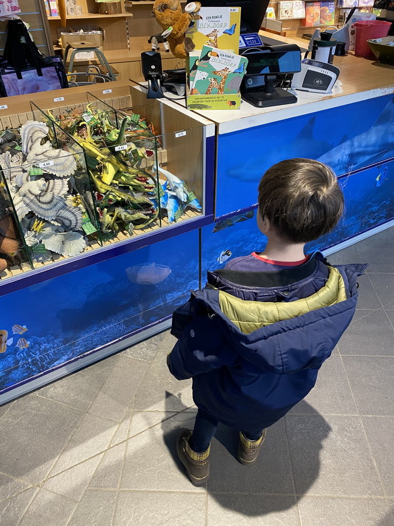 Max at the Zee van Zoovenirs shop at the Diergaarde Blijdorp zoo