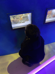 Max at the exhibition about the underwater world at the Oceanium at the Diergaarde Blijdorp zoo