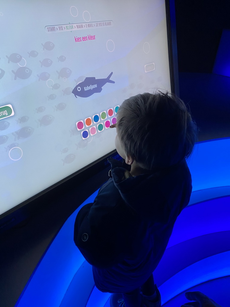 Max with a screen at the exhibition about the underwater world at the Oceanium at the Diergaarde Blijdorp zoo