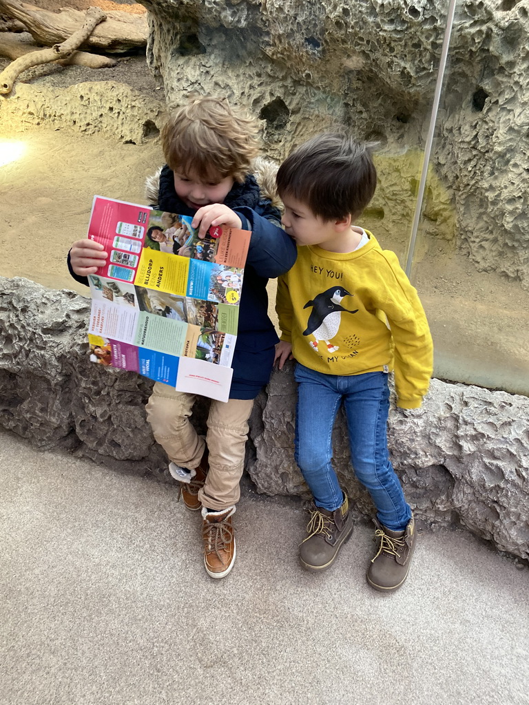 Max and his friend looking at the map at the Oceanium at the Diergaarde Blijdorp zoo