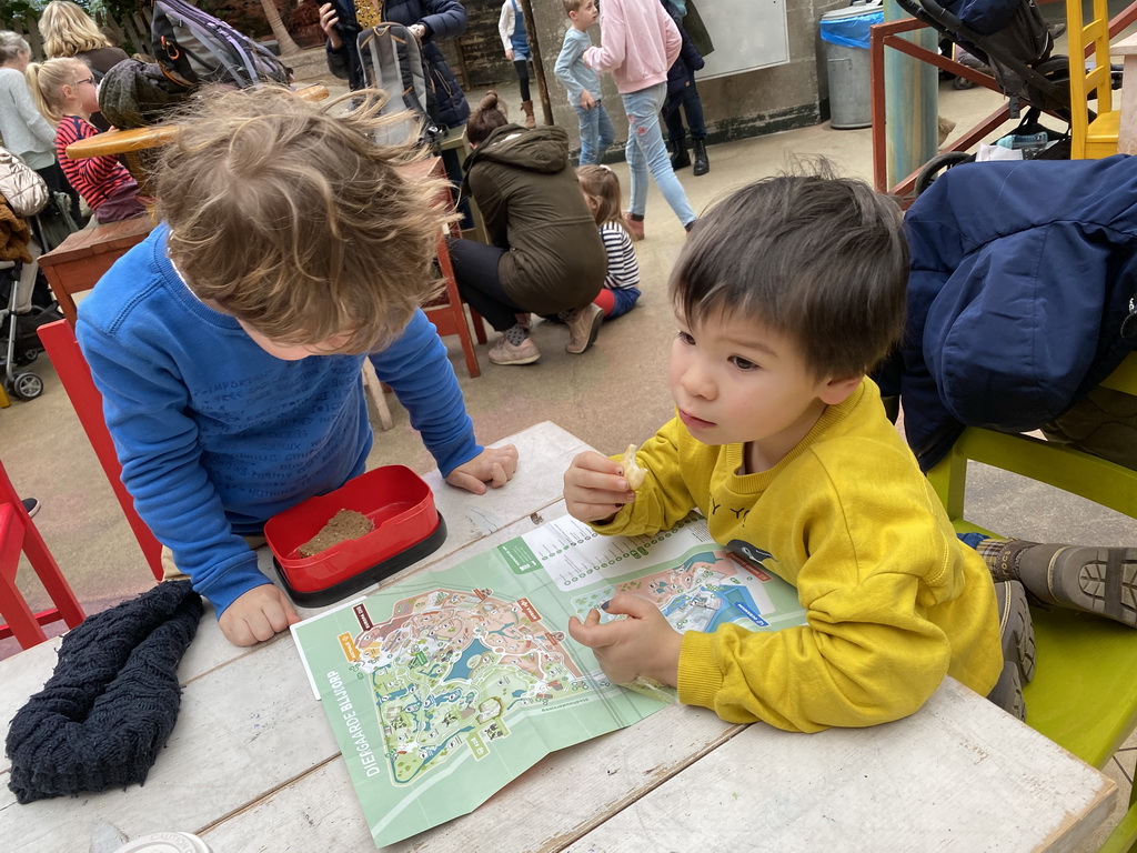 Max and his friend eating and looking at the map at the Caribbean Café at the Oceanium at the Diergaarde Blijdorp zoo