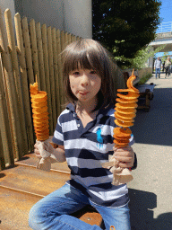 Max with chip twisters at the South America area at the Diergaarde Blijdorp zoo