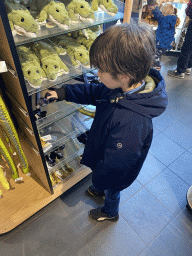 Max at the Zee van Zoovenirs shop at the Diergaarde Blijdorp zoo