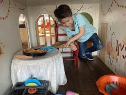 Max in a doll house at the lower floor of the Villa Zebra museum