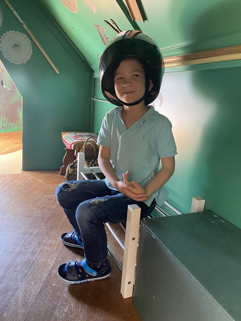 Max with a helmet in a green house at the Stop! Monsters! exhibition at the lower floor of the Villa Zebra museum