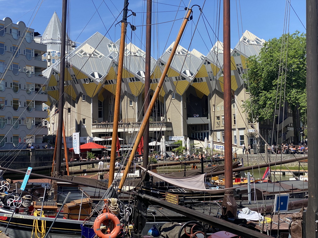 Boats in the Oudehaven harbour and the Kubuswoningen buildings