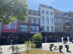 Back side of the Mariniersmuseum and the front of the WOWCRAB restaurant at the Gelderseplein square