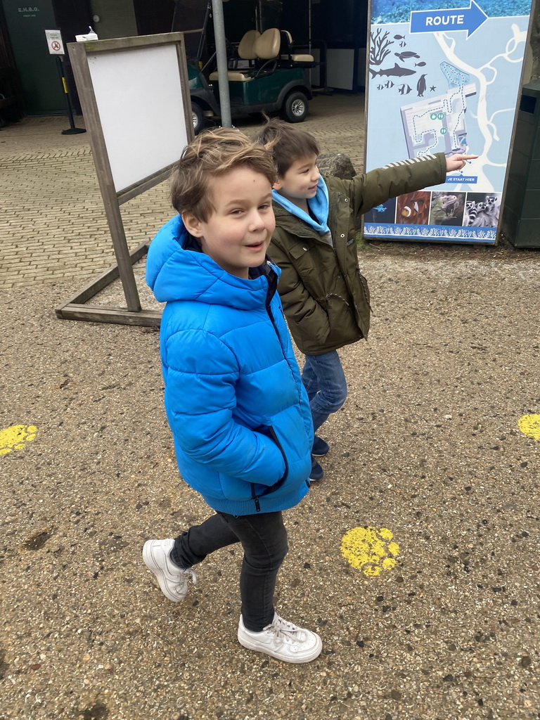 Max and his friend walking to the Oceanium at the Diergaarde Blijdorp zoo