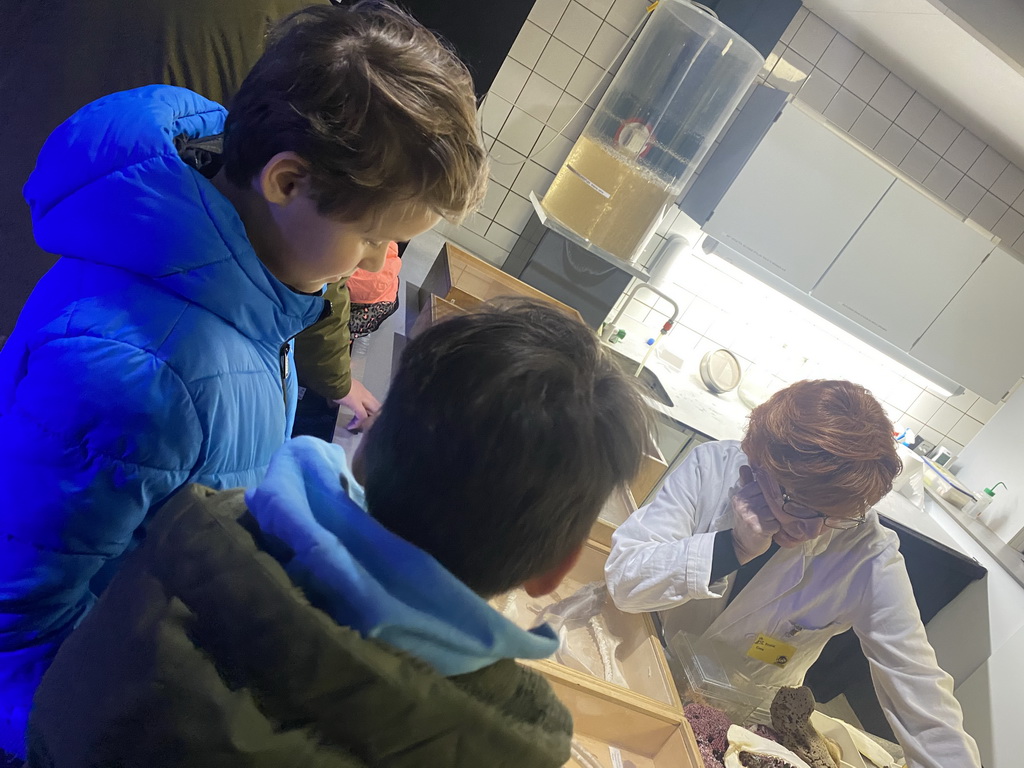 Max and his friend at the Laboratory at the Oceanium at the Diergaarde Blijdorp zoo