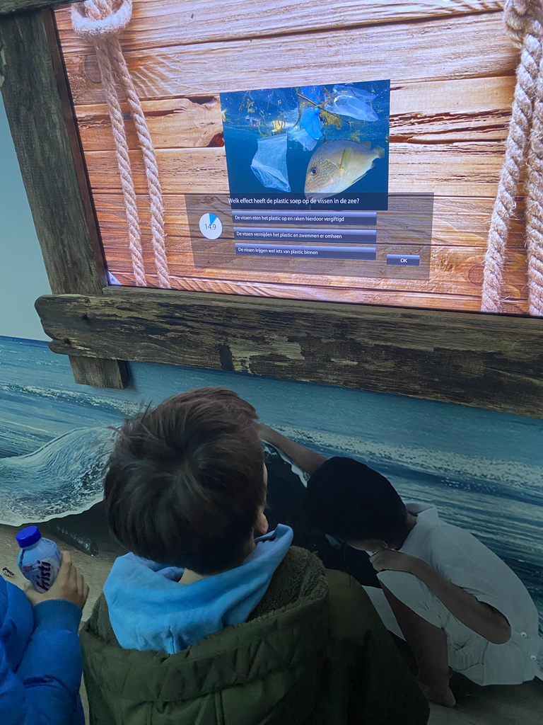 Max and his friend playing a game about plastic at the Oceanium at the Diergaarde Blijdorp zoo