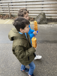 Max and his friend with chip twisters at the South America area at the Diergaarde Blijdorp zoo