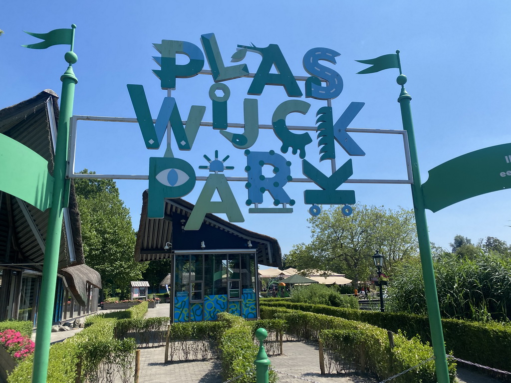 Sign in front of the entrance to the Plaswijckpark recreation park at the Ringdijk street