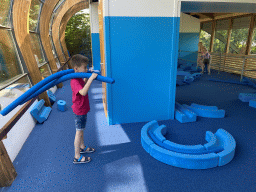 Max at the Speelkas building at the Dierenwijck area of the Plaswijckpark recreation park