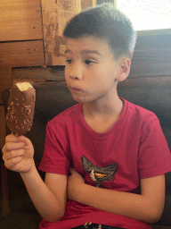 Max with an ice cream at the Boshut restaurant at the Dierenwijck area of the Plaswijckpark recreation park