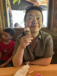 Miaomiao and Max with an ice cream at the Boshut restaurant at the Dierenwijck area of the Plaswijckpark recreation park