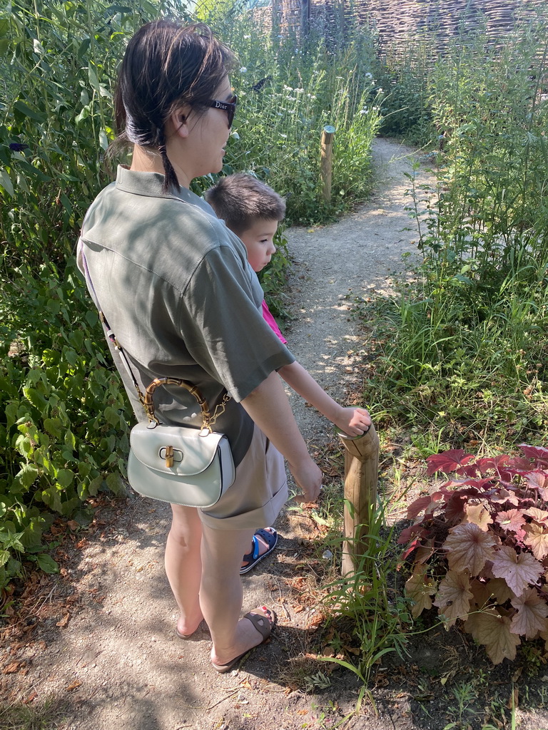 Miaomiao and Max at the Nature Path at the Speelwijck area of the Plaswijckpark recreation park