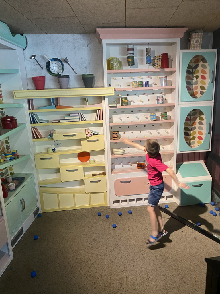 Max playing a ball game at the Huis in de Heuvel building at the Speelwijck area of the Plaswijckpark recreation park