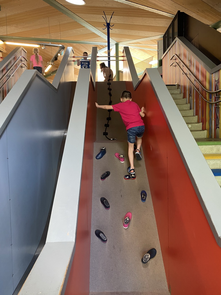 Max on a climbing wall at the Huis in de Heuvel building at the Speelwijck area of the Plaswijckpark recreation park