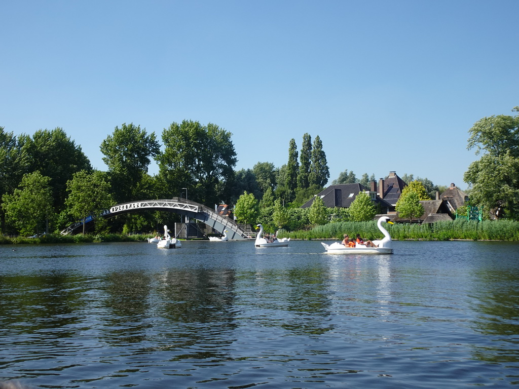 Water cycles at the Speelwijck area of the Plaswijckpark recreation park, viewed from our water cycle