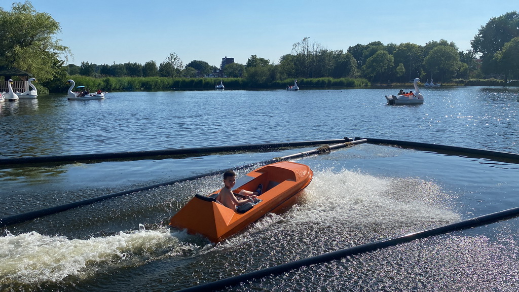 Max at the Kangaroetsjjj! attraction and water cycles at the Speelwijck area of the Plaswijckpark recreation park