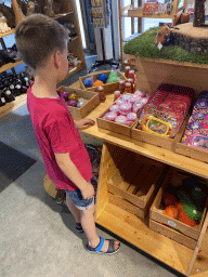 Max at the souvenir store at the entrance to the Plaswijckpark recreation park