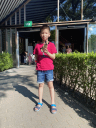Max with plush animal in front of the entrance to the Plaswijckpark recreation park